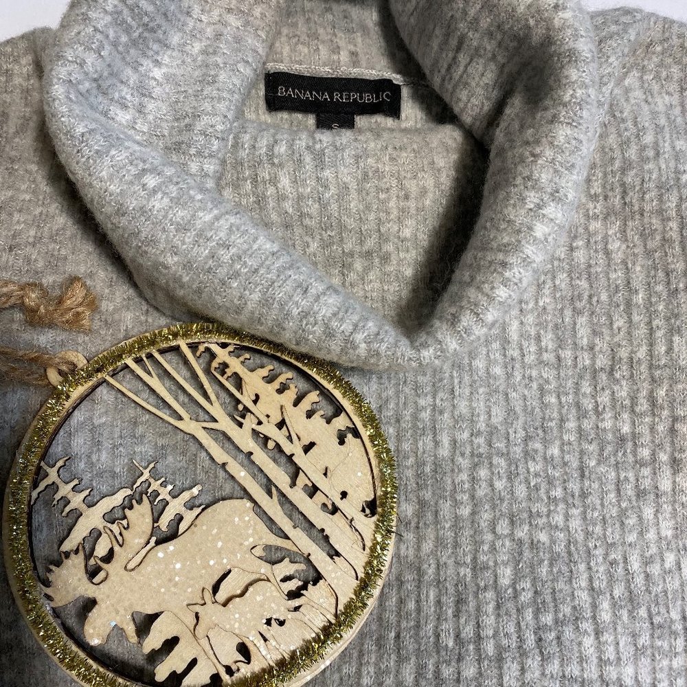 Banana Republic Turtleneck Sweater. Size S